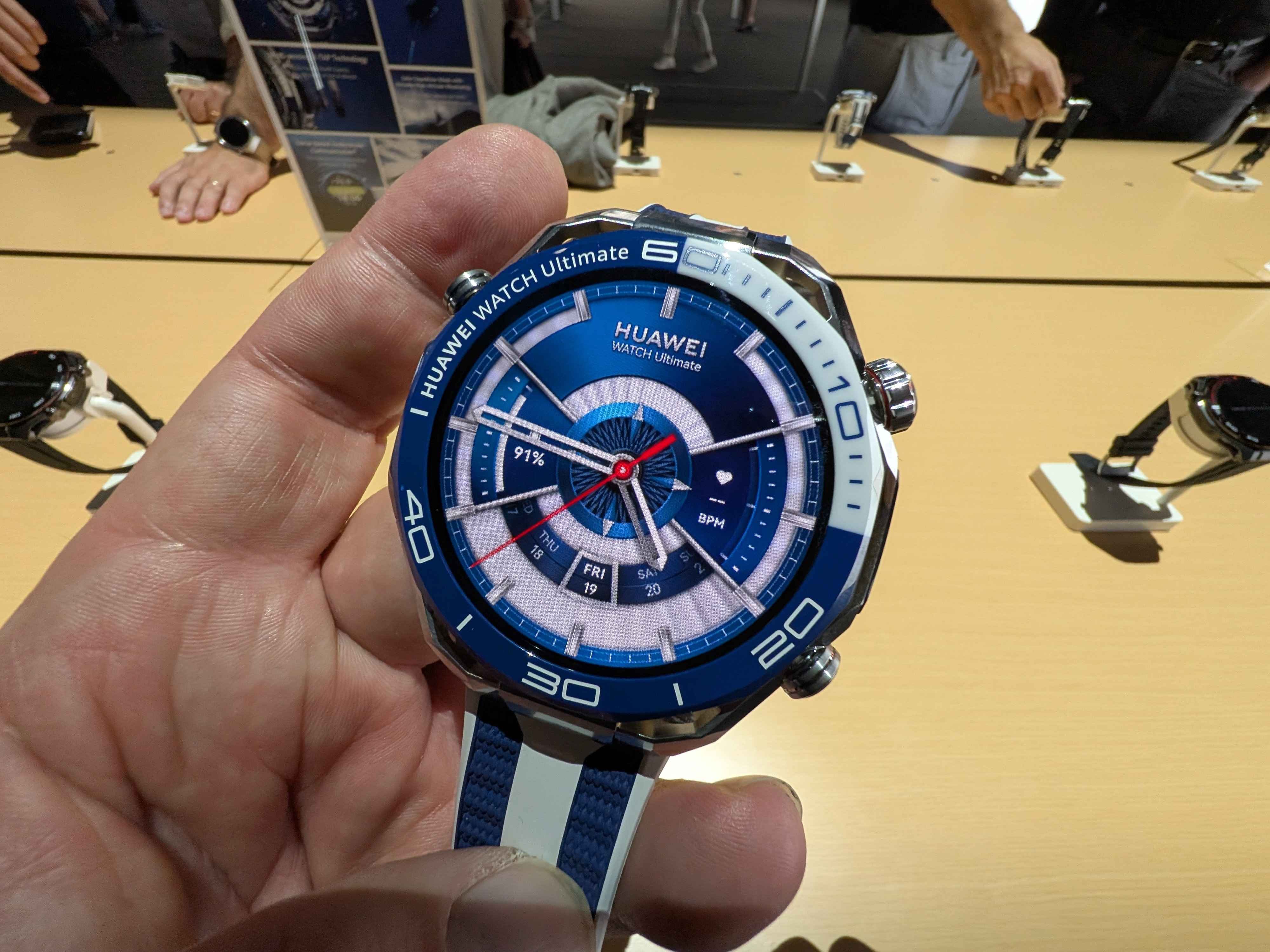 La montre Huawei Watch Ultimate 2 sera disponible à partir d'octobre en deux finitions avec un prix débutant à 899€. ©Nicolas Guyot pour Clubic