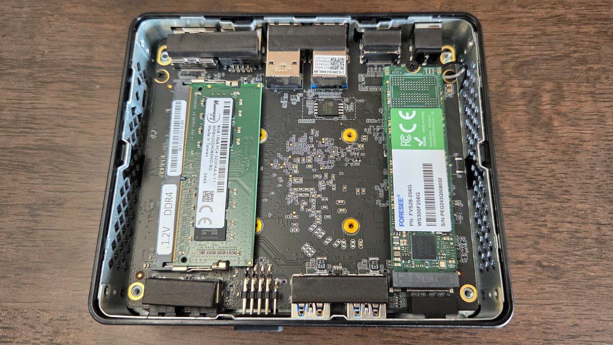 Dommage, au centre du PCB, il y avait largement la place pour un second port M.2. ©Nerces pour Clubic