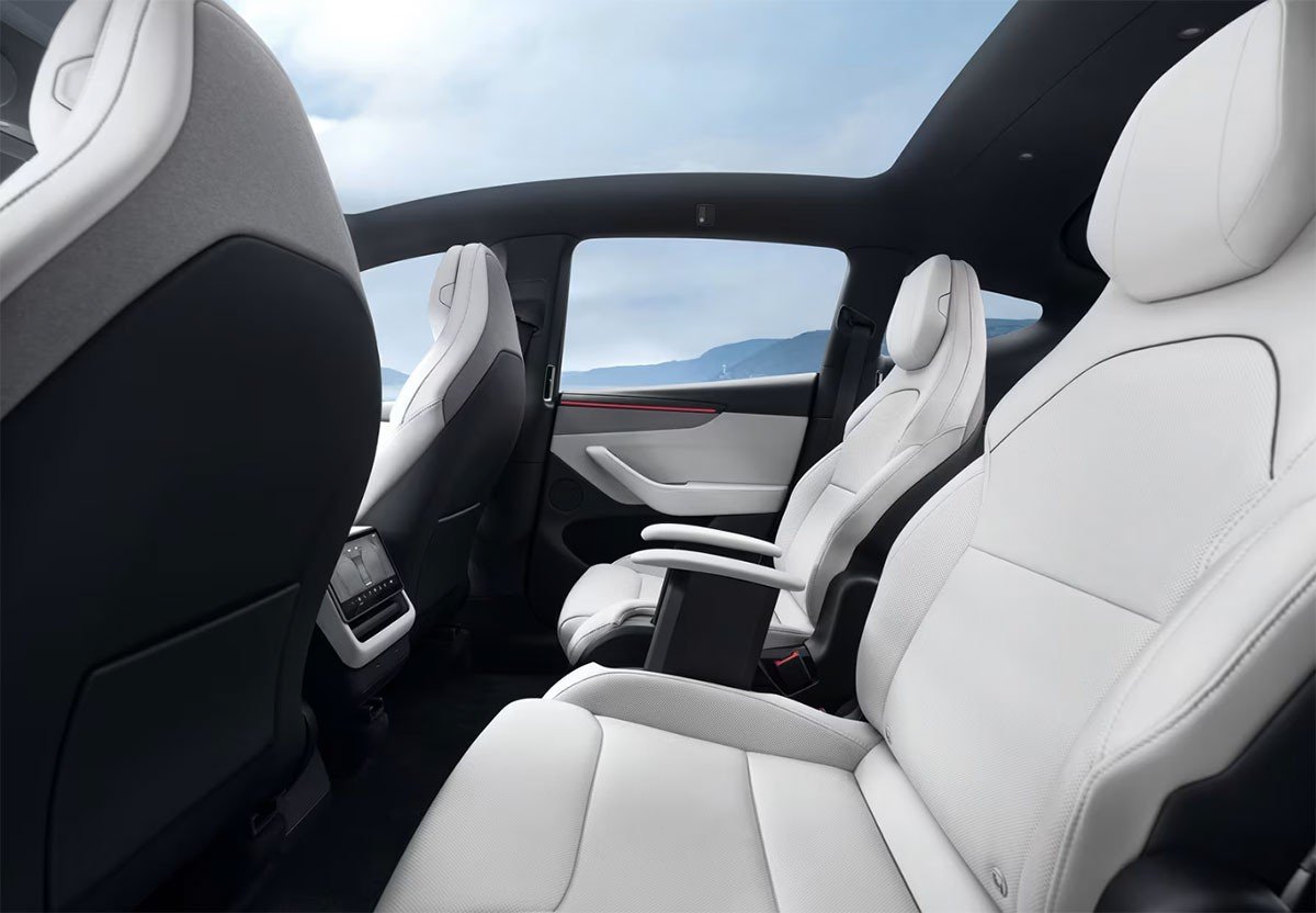 Les accoudoirs électriques sont très pratiques pour les passagers. ©Tesla