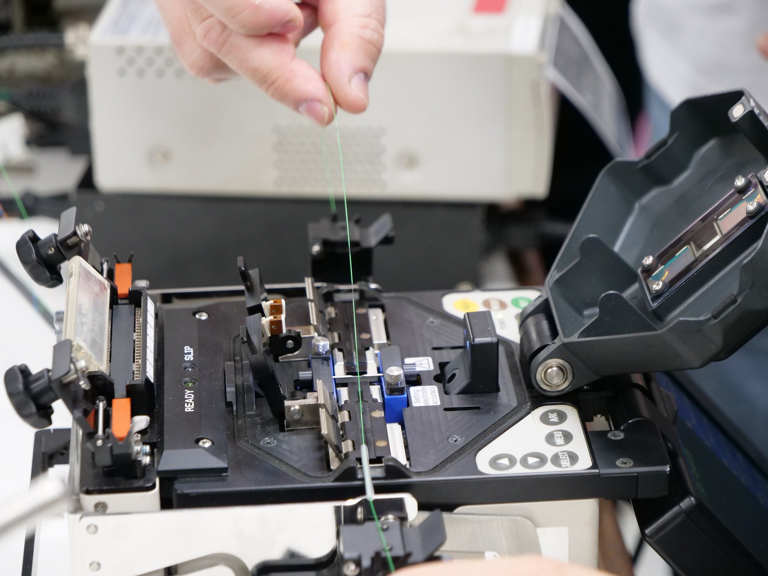 Cette petite machine est en train de souder deux morceaux de fibre optique © Alexandre Boero