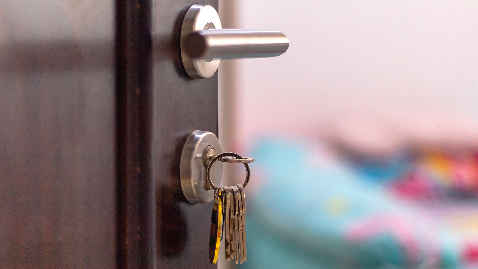 Partir en voyage, c'est aussi penser à sécuriser son logement avant de fermer la porte. ©Shutterstock