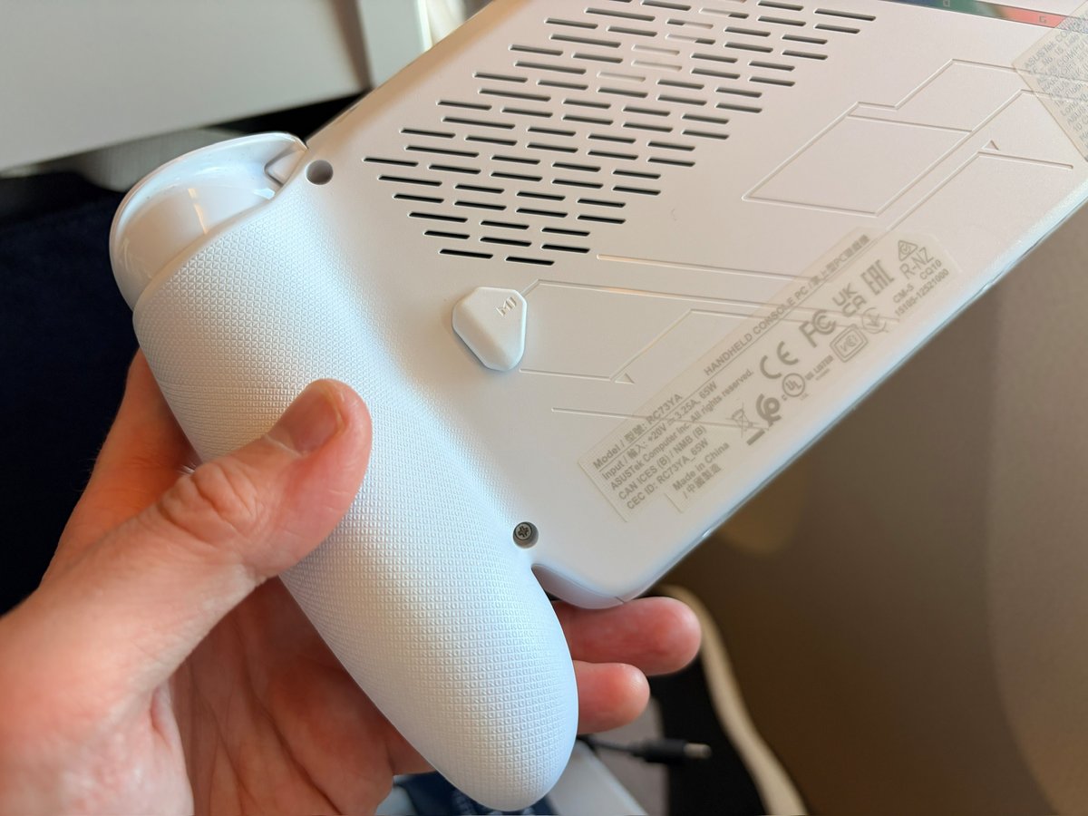 Les deux touches au dos de la console sont configurables ©Clubic
