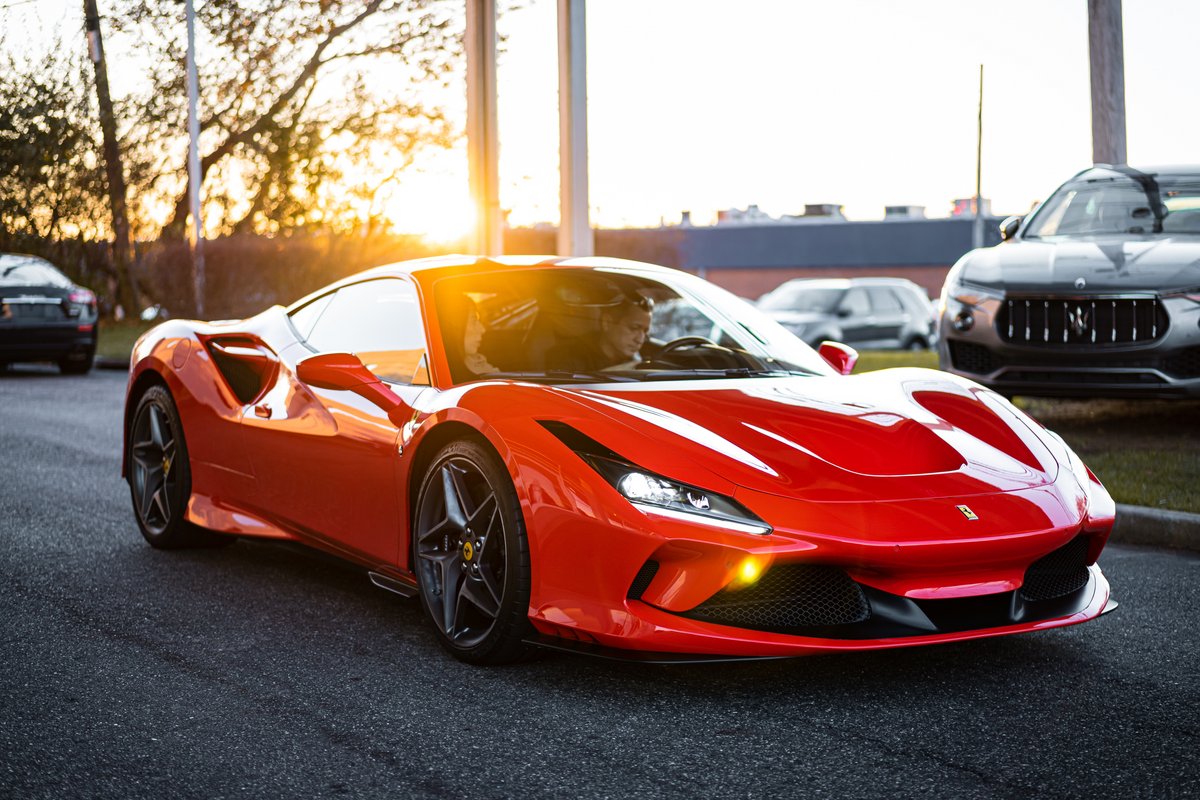 Une voiture de la marque Ferrari © Brandon Atchison / Unsplash