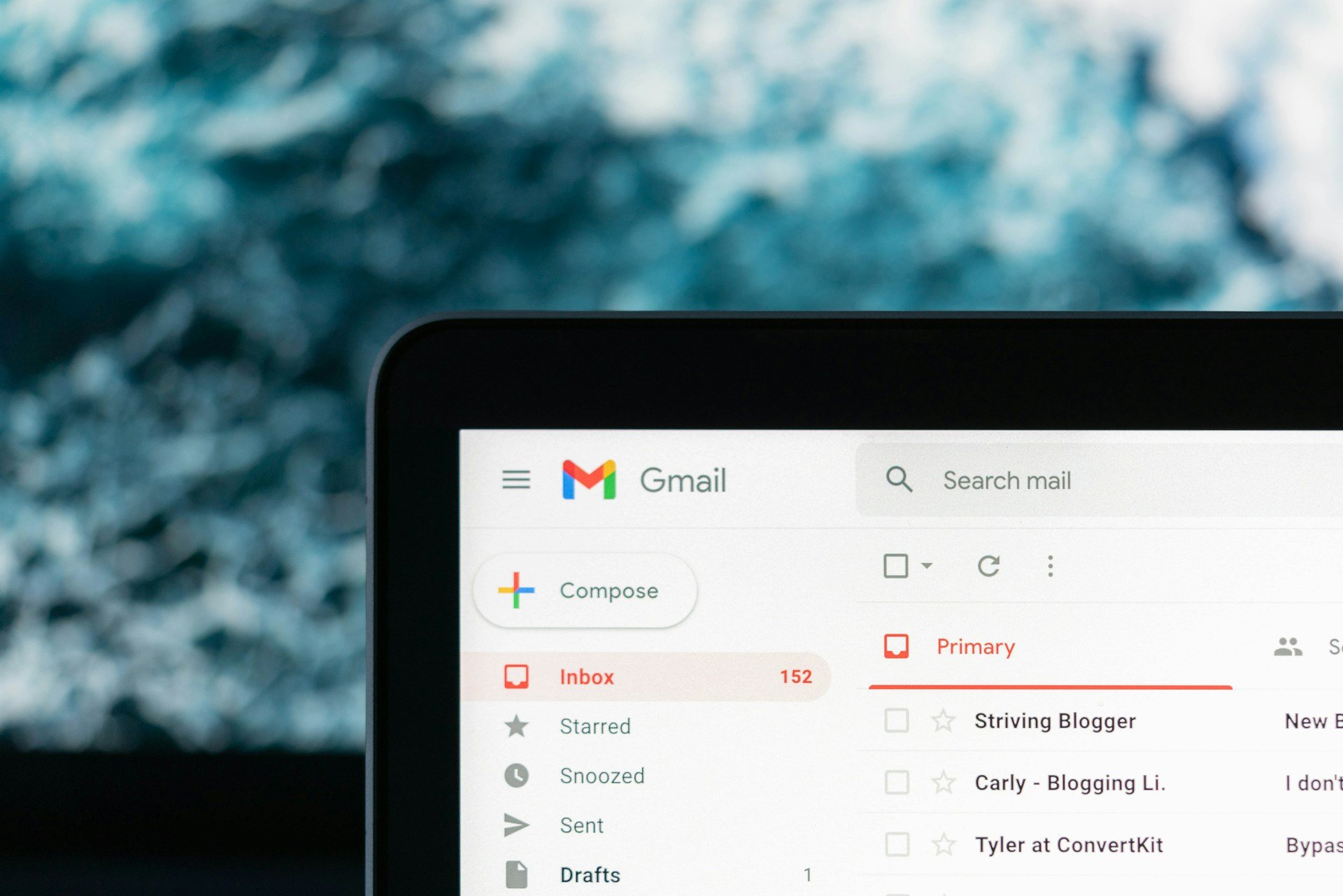 Gmail améliore la gestion des abonnements aux newsletters. © Justin Morgan / Unsplash