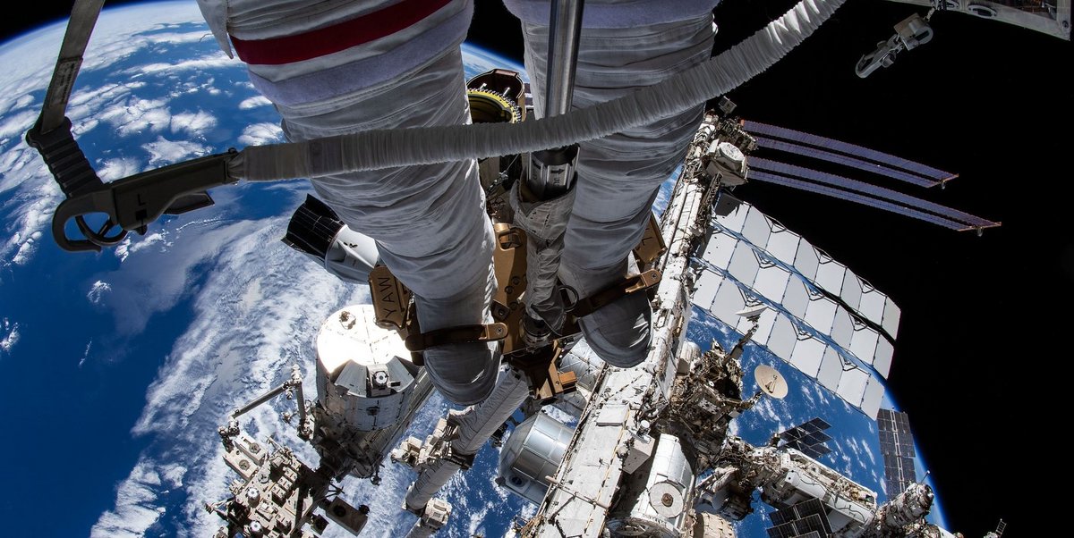 Les jambes de l'astronaute Thomas Marshburn lors de sa sortie extravéhiculaire le 2 décembre dernier. Crédits NASA