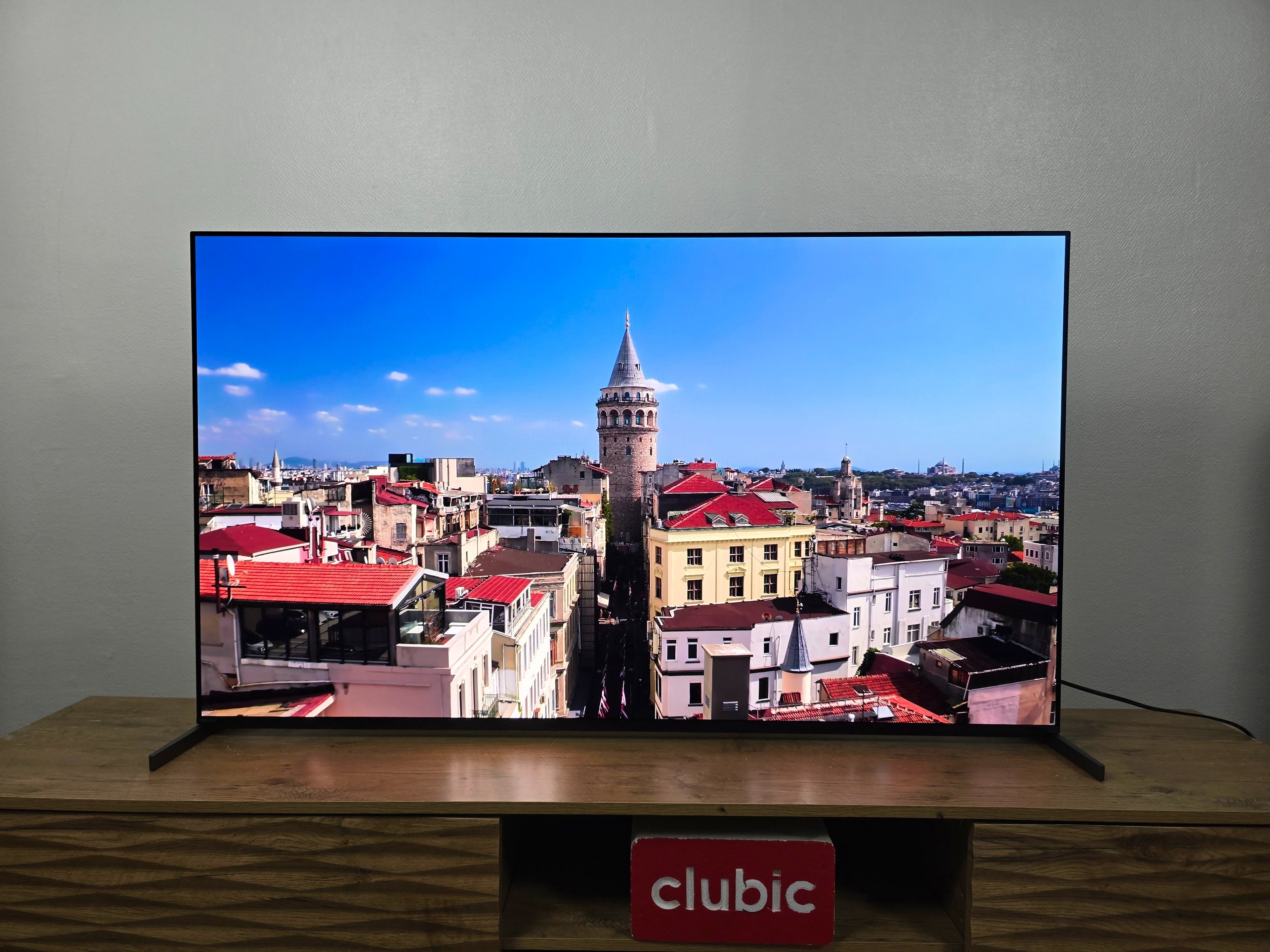 Le Sony Bravia 8 II va perdre quelques fonctionnalités. © Matthieu Legouge