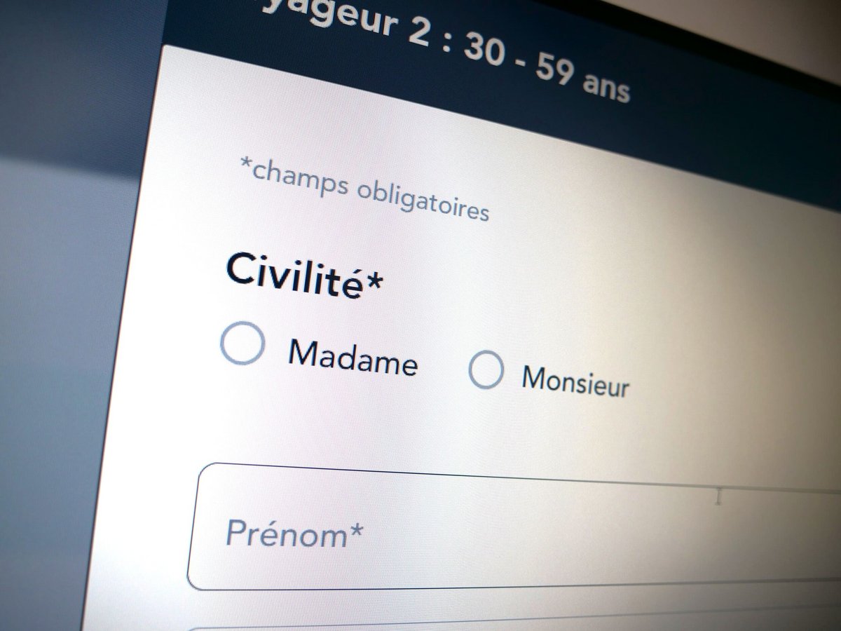 La CJUE interdit aux entreprises d'imposer le choix obligatoire d'une civilité (Monsieur/Madame) lors de l'achat de services en ligne, comme ici sur le site de la SNCF © Alexandre Boero / Clubic