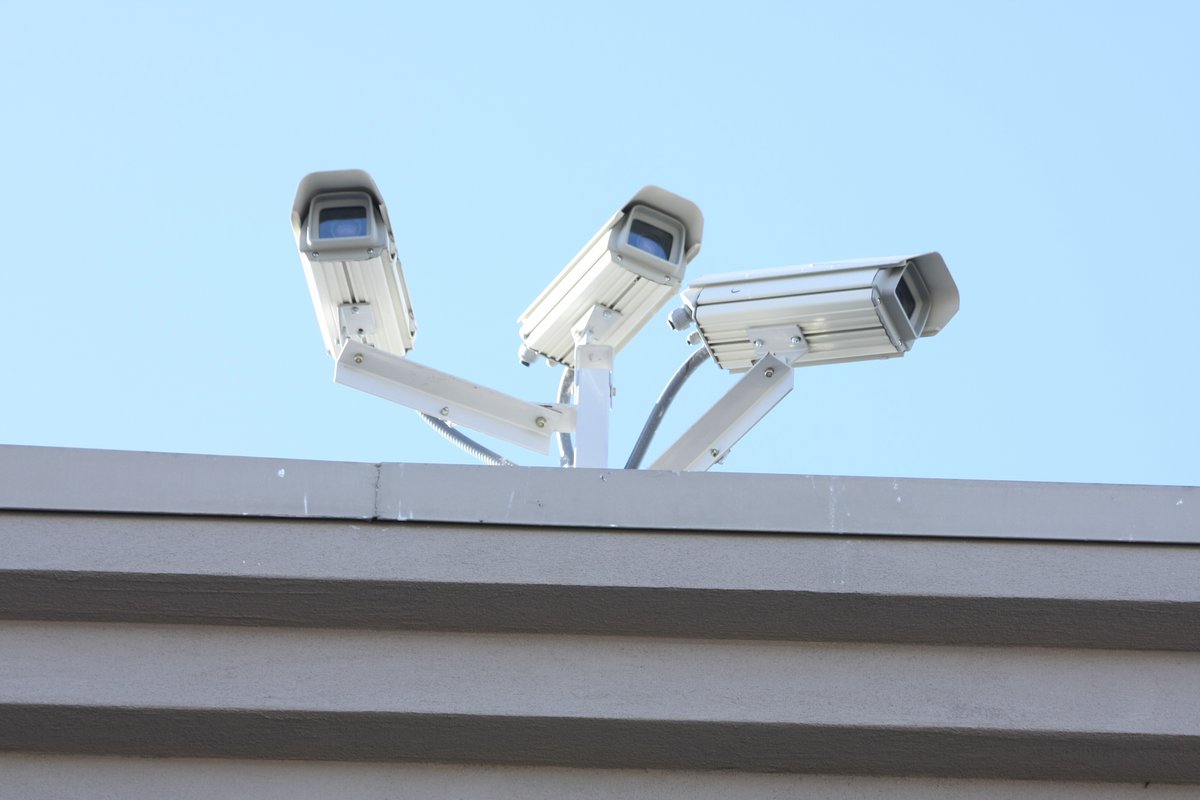 Plusieurs caméras de surveillance installées sur un toit © PxHere