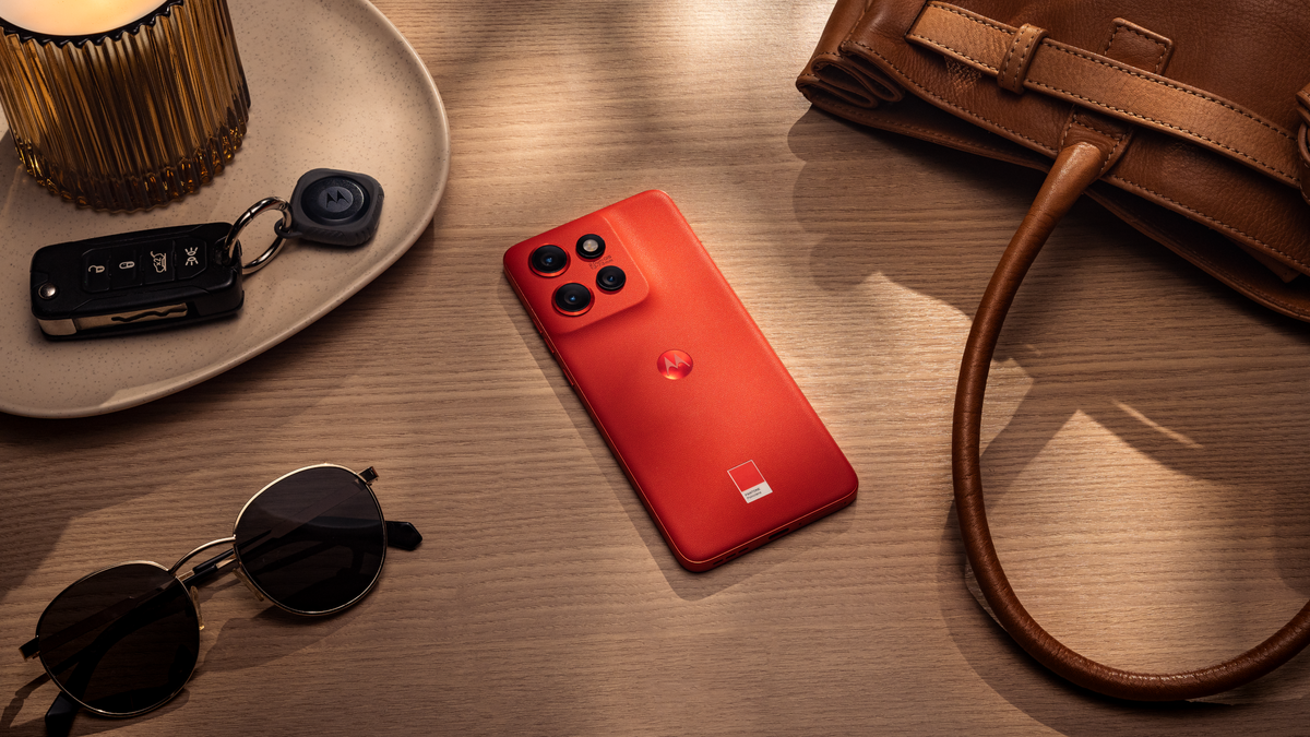 Le smartphone Motorola Edge 50 Neo dans sa couleur Pantone Poinciana. © Motorola