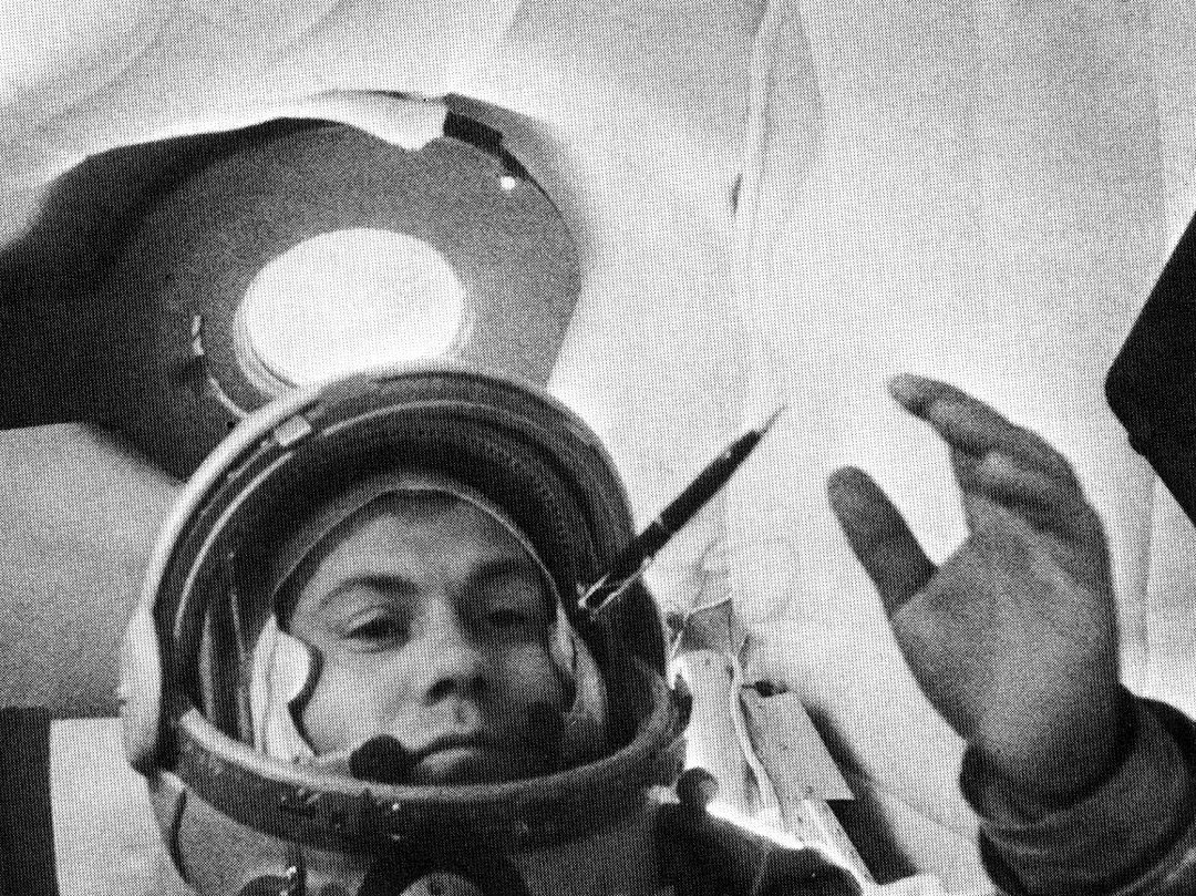 Pavel Popovitch, en orbite, profite des joies de l'impesanteur avec un stylo © URSS / N.A. via Spacefacts.de