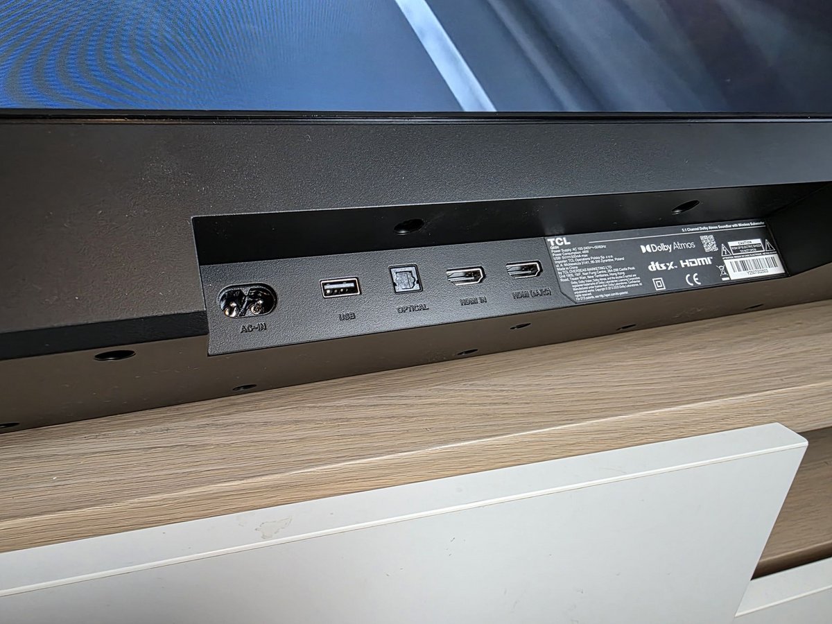 Suffisante pour 90% des utilisateur, la connectique intègre HDMI et HDMI eARC © Guillaume Fourcadier pour Clubic