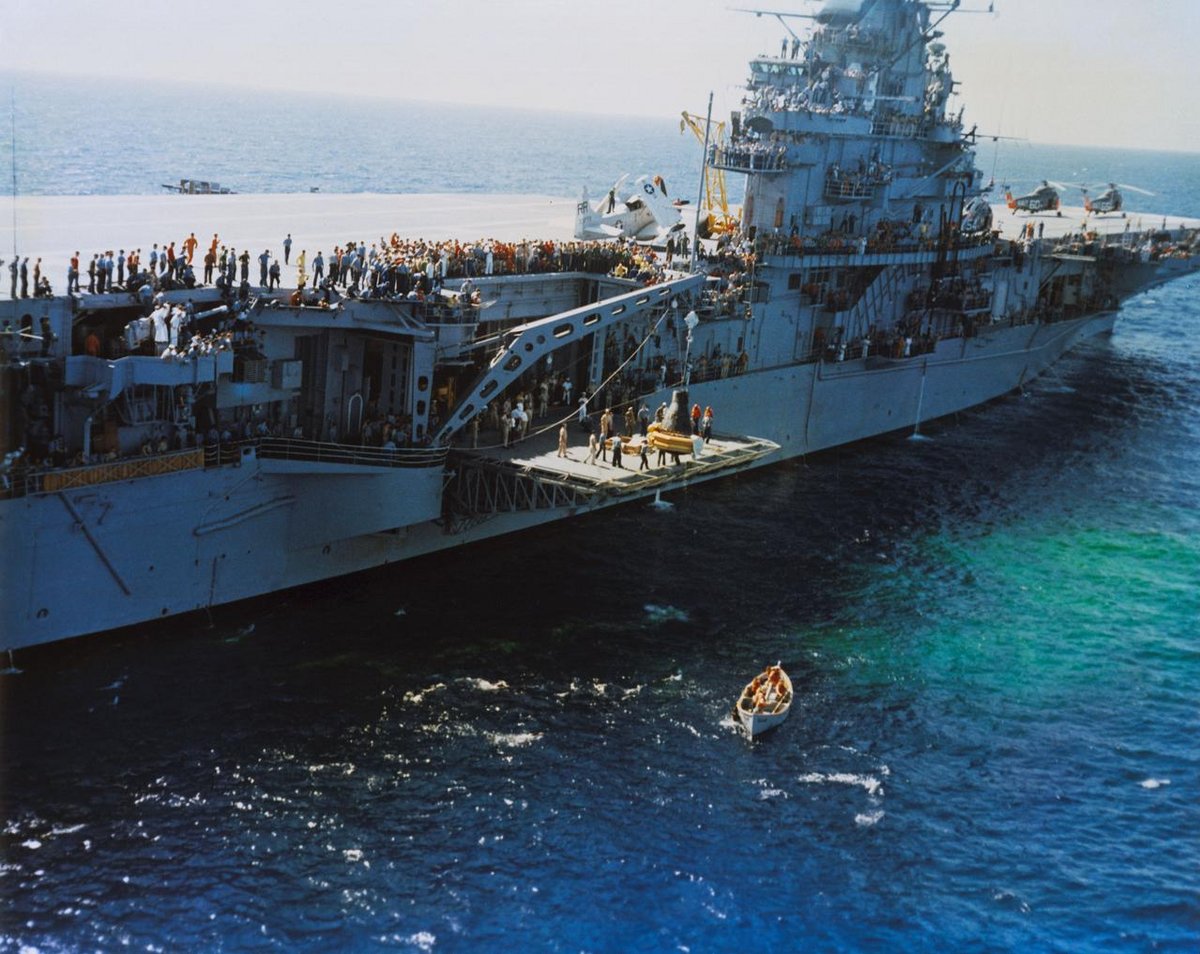 Récupération de la capsule Mercury sur le pont du porte-avions © NASA