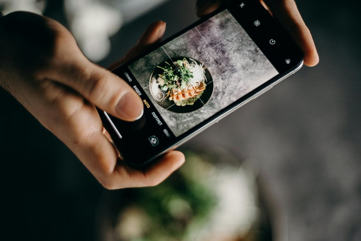 Une personne prend une photo avec un iPhone © cottonbro studio - Pexels