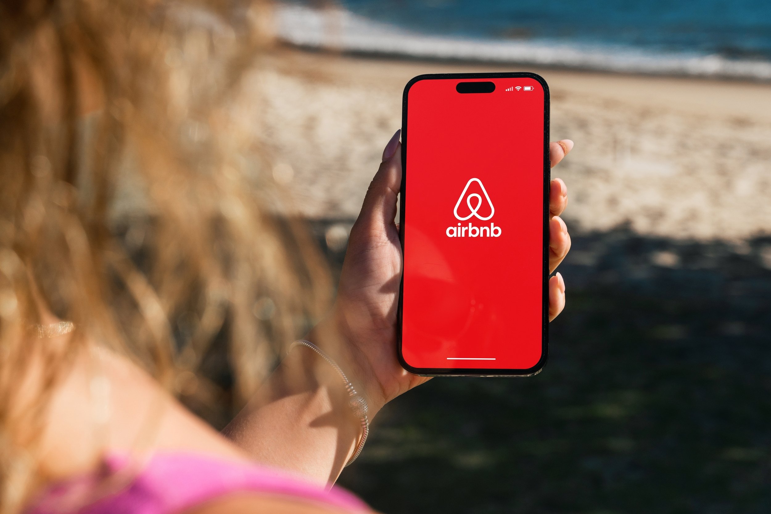 Logo Airbnb sur smartphone © Diego Thomazini / Shutterstock.com