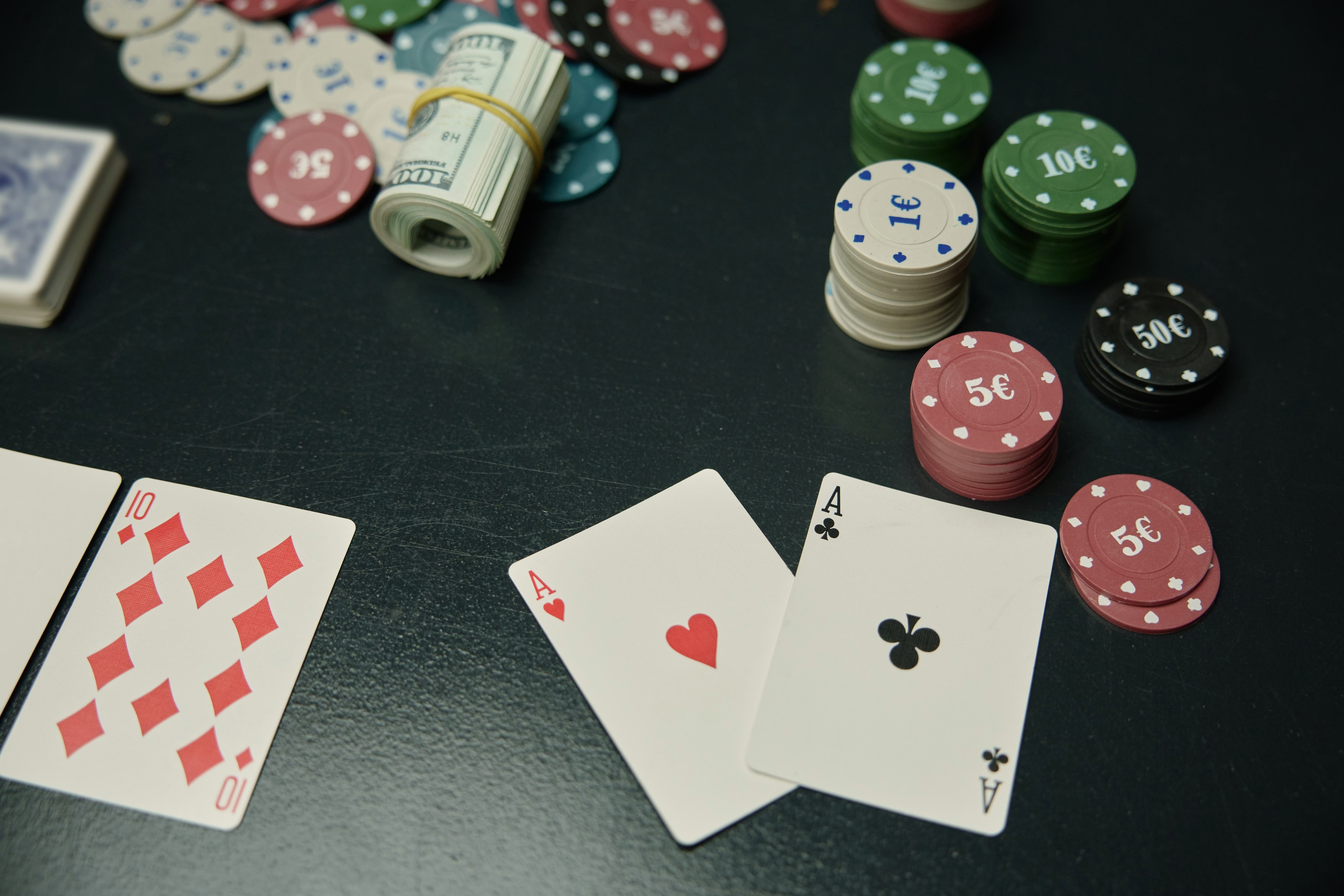 Alors que les chatbots ChatGPT, Gemini, Grok et Llama se sont affrontés en direct sur des milliers de mains, c'est l'approche réfléchie de l'IA d'OpenAI qui a fait la différence. © Shutterstock