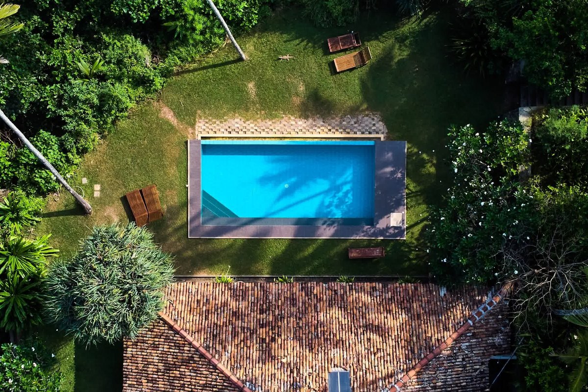 Vue aérienne sur une villa avec piscine © Anikin Dmitrii / Shutterstock