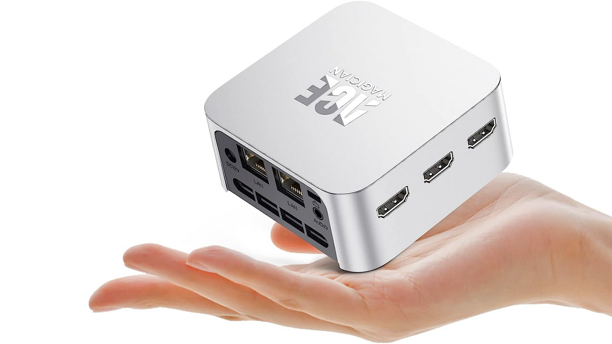 Le mini PC AceMagician T8PLUS fait moins de 9 cm de côté et moins de 5 cm de haut