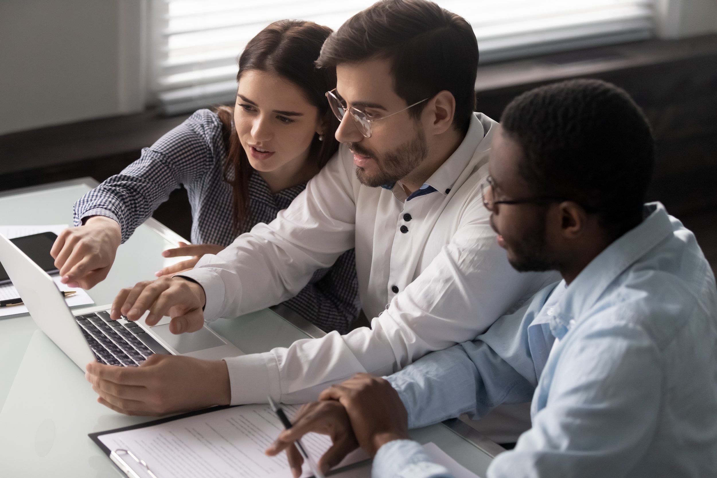 L'IA a su se rendre indispensable aux yeux des équipes marketing. ©fizkes / Shutterstock