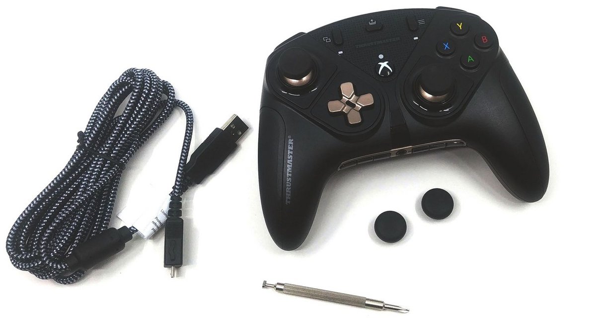 La manette et les quelques accessoires livrés de base © Nerces pour Clubic