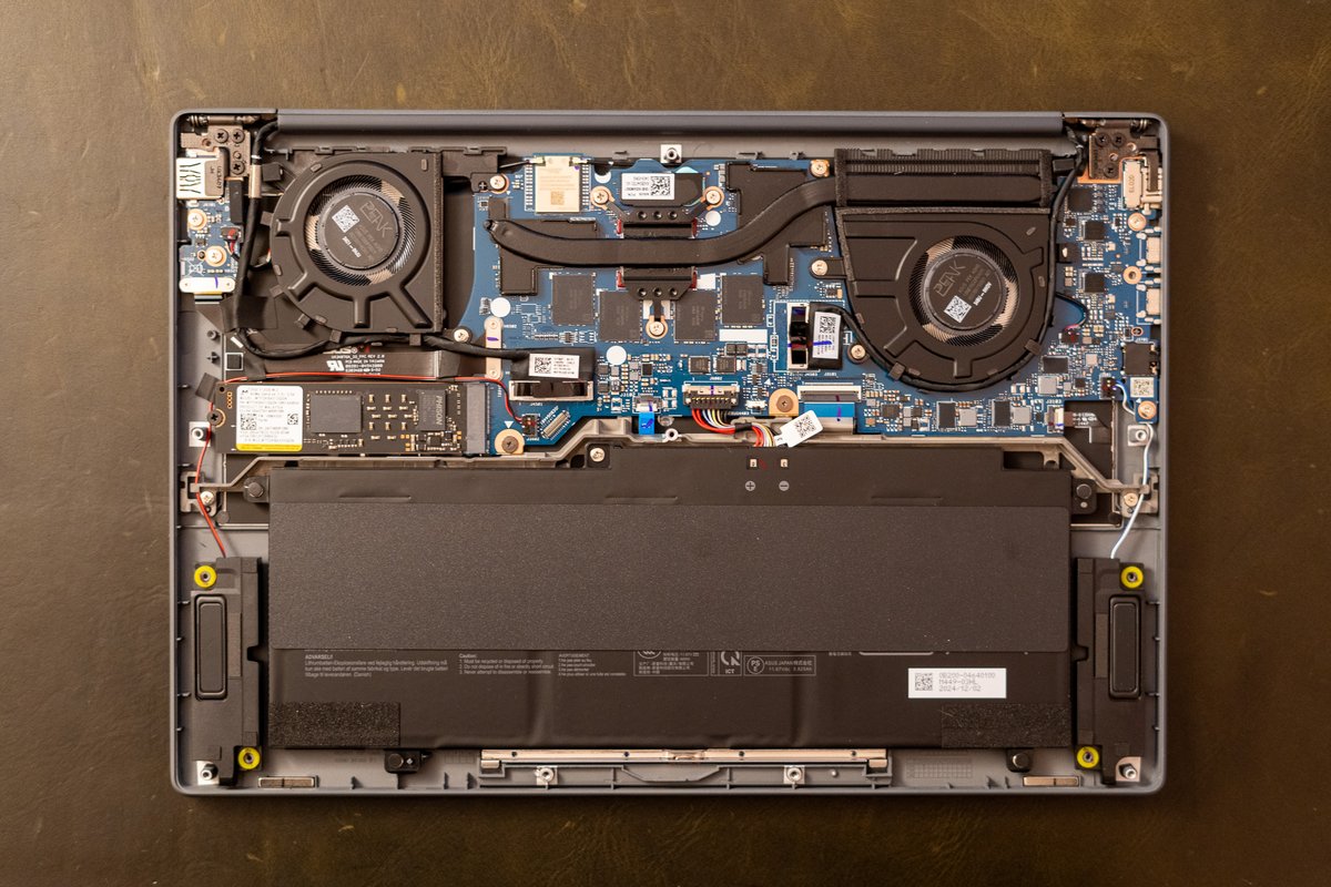 Les entrailles du Zenbook A14, avec une bizarrerie : le ventilateur gauche n'est pas raccordé au caloduc © Nathan Le Gohlisse pour Clubic