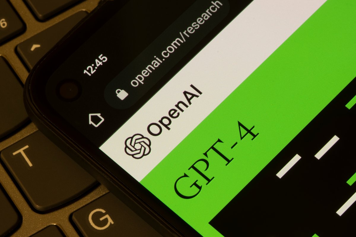 GPT-4 affiché sur un smartphone © Shutterstock