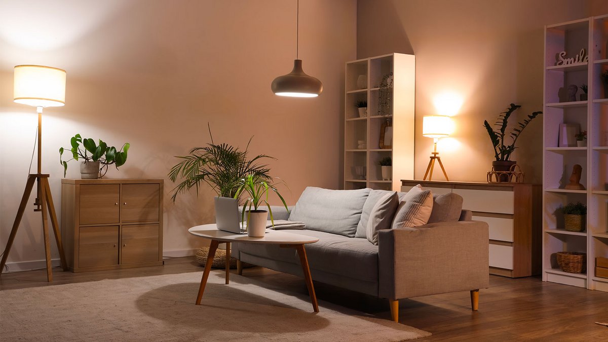 Les objets connectés créent des scénarios réalistes, comme des ampoules qui s’allument aléatoirement pour simuler une présence. ©Shutterstock
