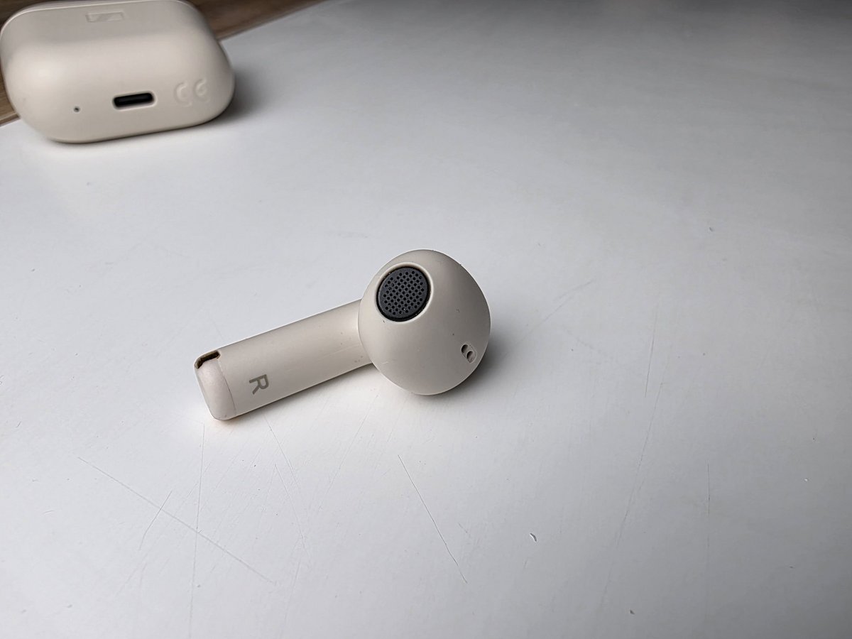 La formule acoustique n'a rien de révolutionnaire, avec un unique transducteur de 11 mm, pourtant assez soigné © Guillaume Fourcadier pour Clubic