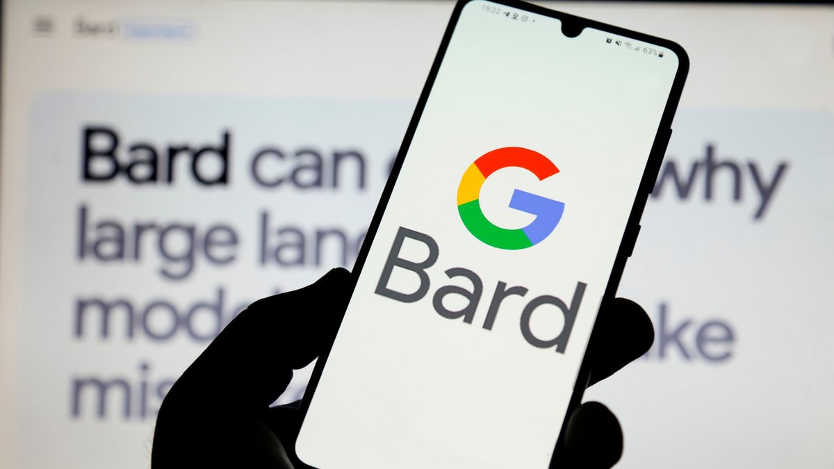 Le logo de l'IA Bard de Google apparaît sur un smartphone © Shutterstock