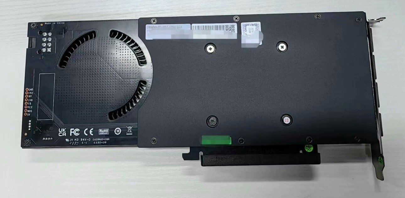 La Colorful GeForce RTX 4060 Ti vue de dos © VideoCardz