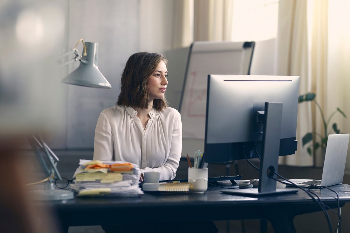 Nous passons nos journées de travail devant des écrans de PC. Il ne faut donc pas se tromper au moment de s'équiper. © Shutterstock