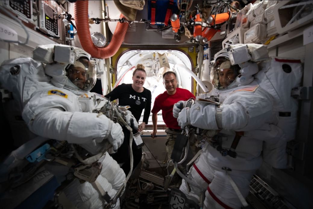 Victor Glover et Mike Hopkins dans leurs scaphandres, attendent l'autorisation de sortie. Kate Rubins et Soichi Noguchi sont là pour les aider © NASA