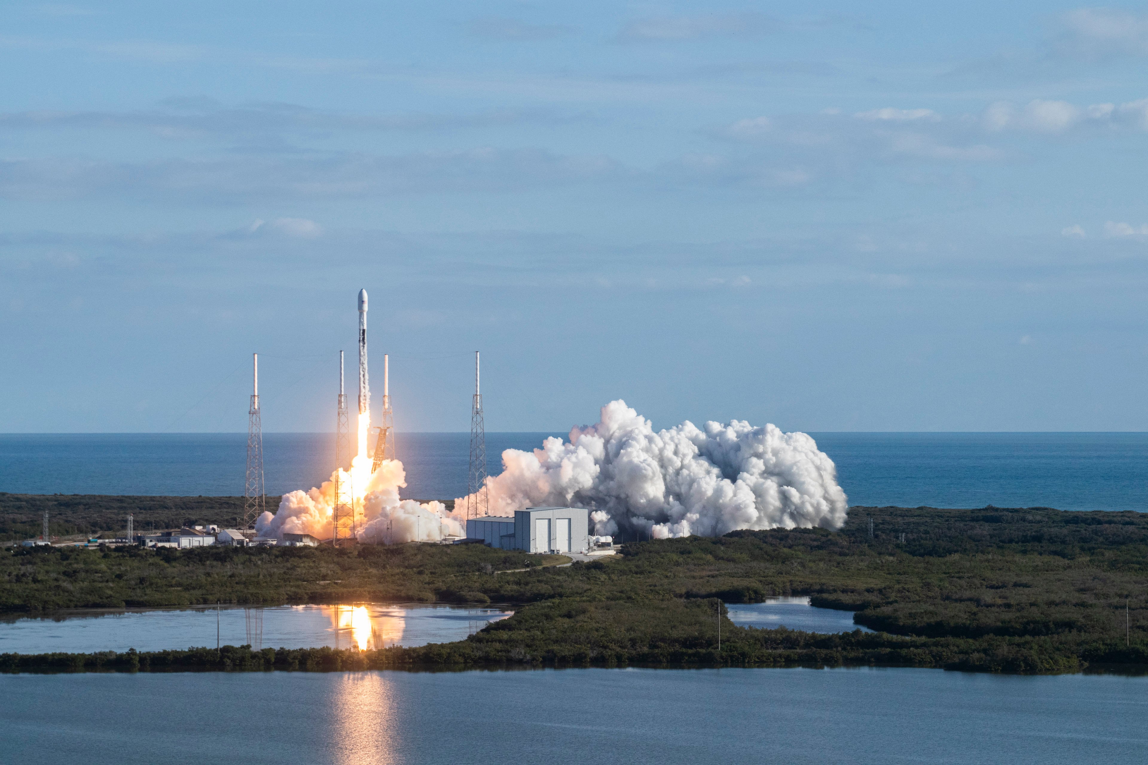 Décollage de Falcon 9 depuis le site LC-40 à Cape Canaveral. © SpaceX
