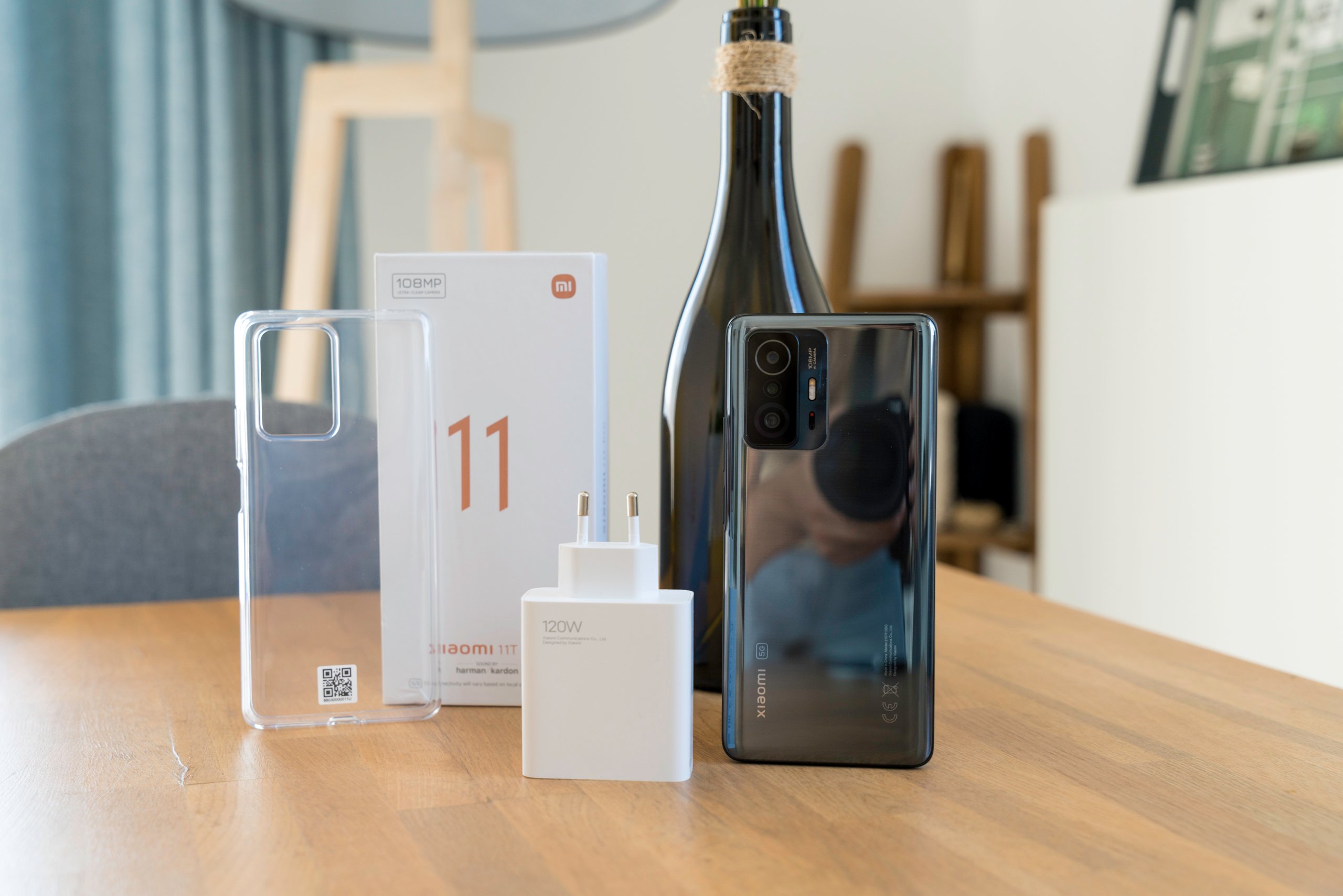 Le contenu de la boîte du Xiaomi 11T Pro. La version commerciale disposera évidemment d'une paire d'écouteurs. © Pierre Crochart pour Clubic
