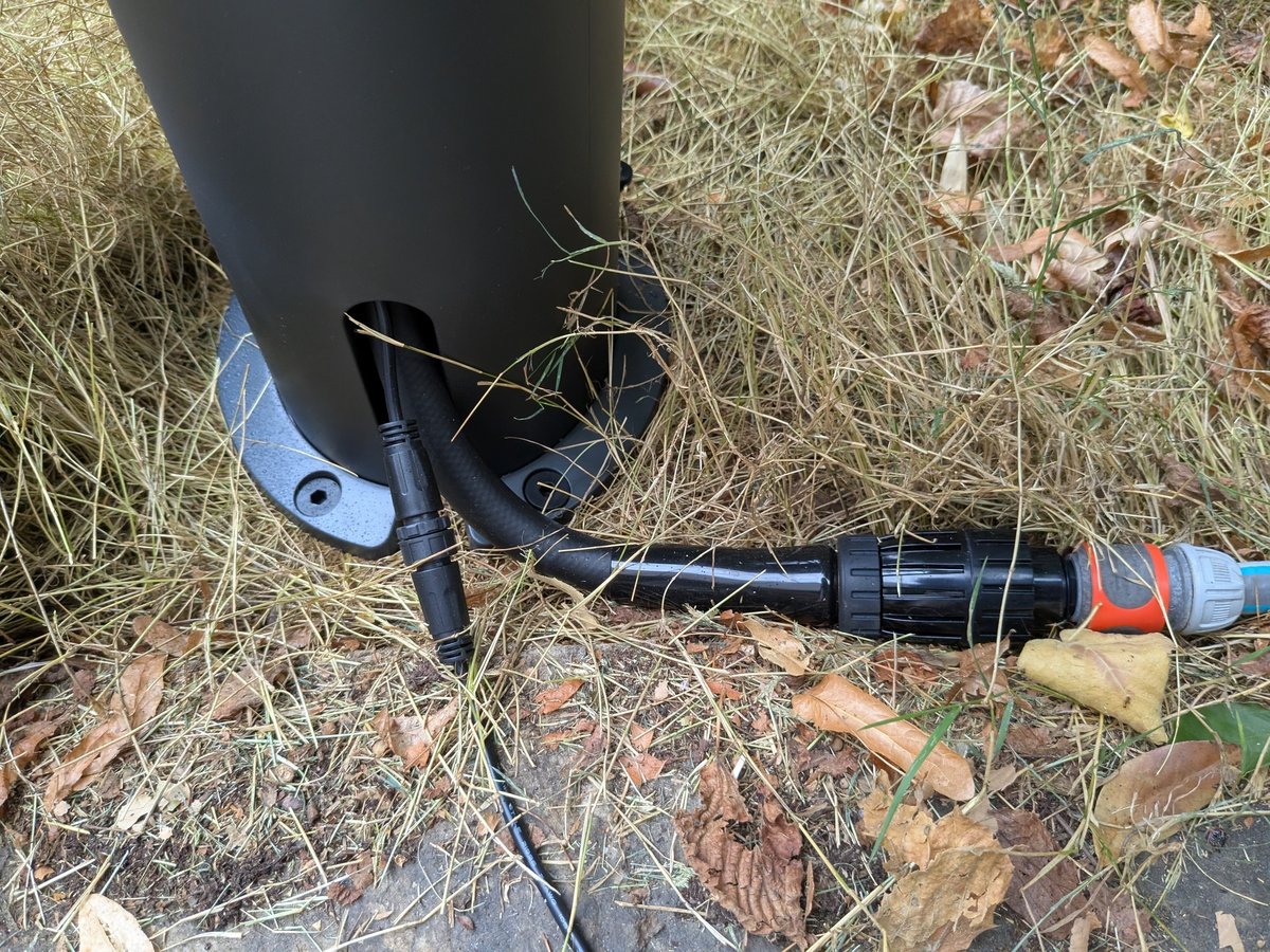 À gauche, le raccord électrique étanche. À droite, le raccord rapide avec notre tuyau d'arrosage. ©Nicolas Guyot pour Clubic