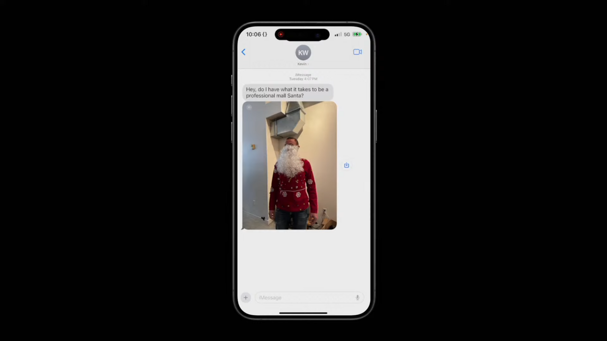 ChatGPT analyse une photo d'un utilisateur portant un costume de Père Noël, démontrant sa capacité à interpréter des images et à fournir des retours contextuels. © OpenAI