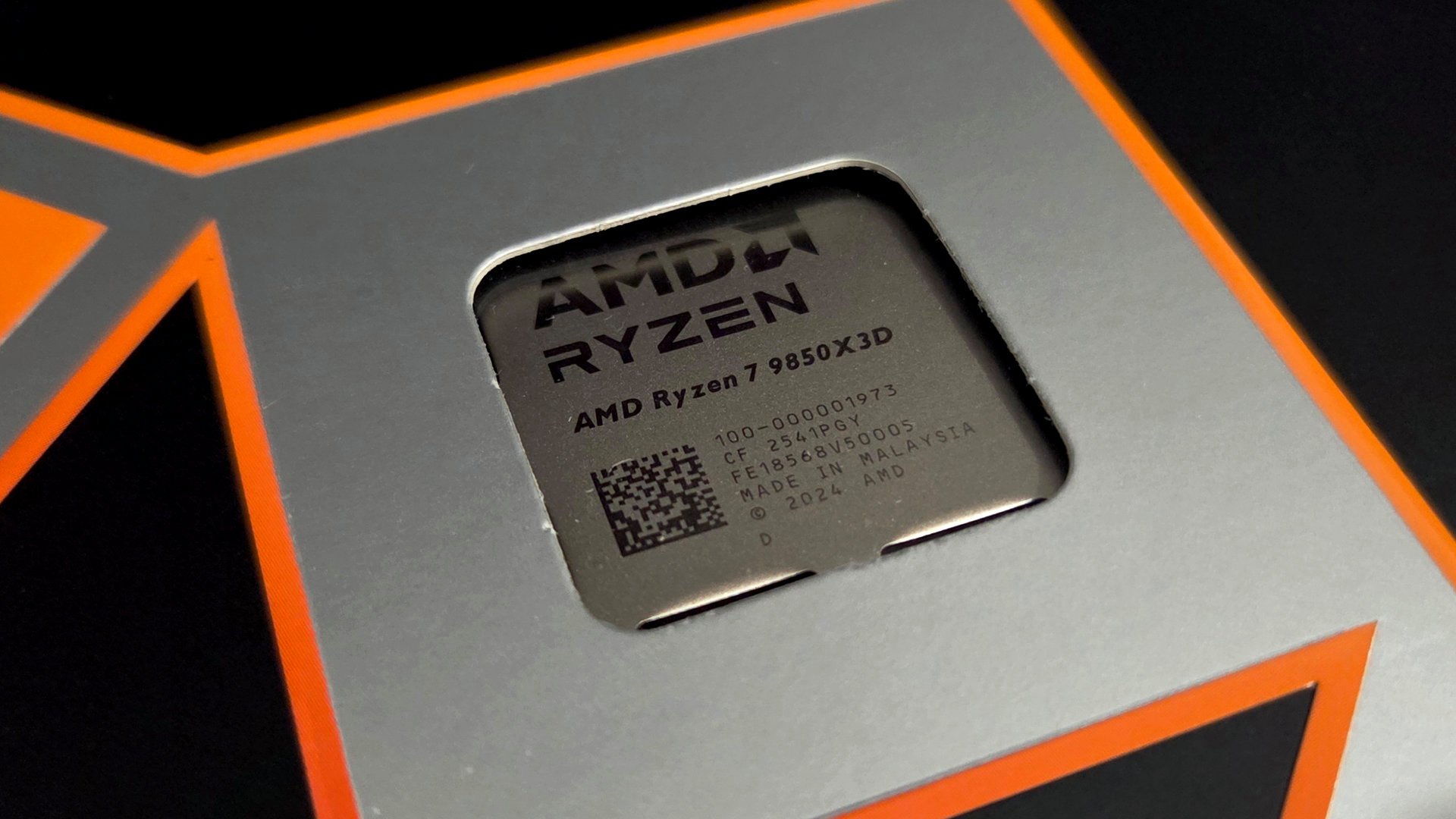 Non, notre Ryzen 7 9850X3D n'est plus dans sa boîte : il est sur notre banc de test ! ©Nerces pour Clubic