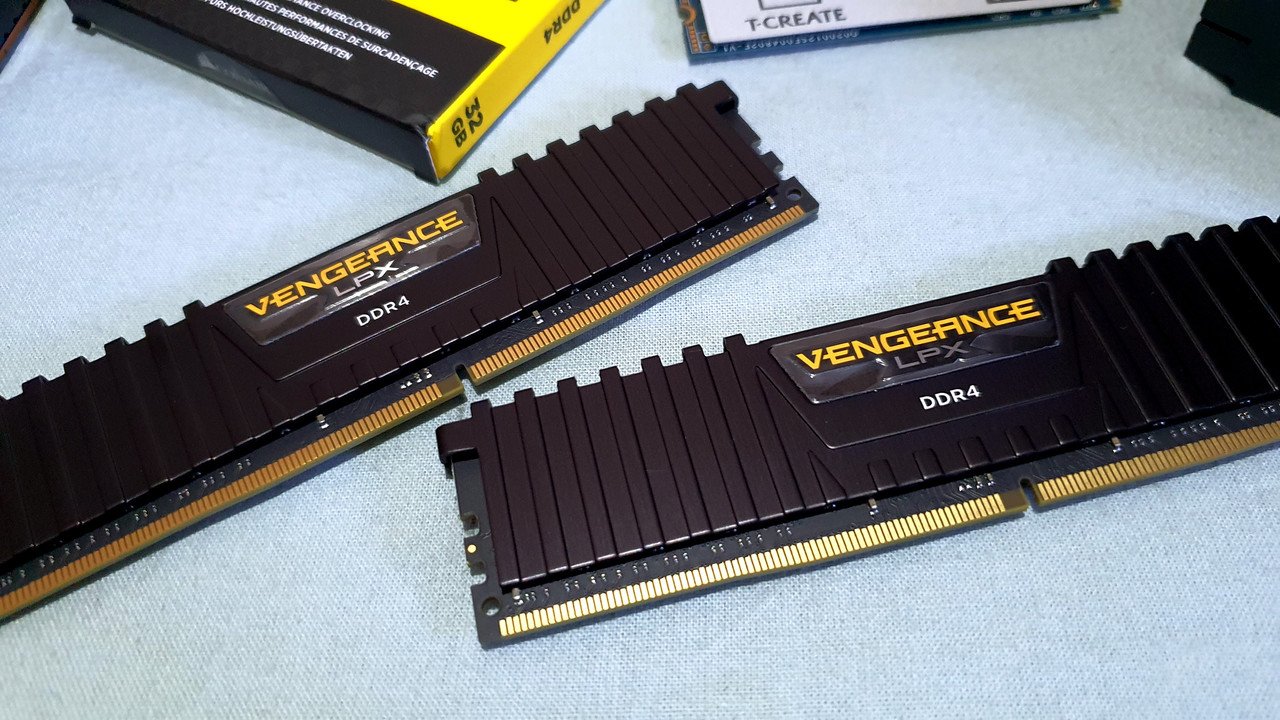 Loin d'être des barrettes ultra-modernes, ces Corsair Vengeance LPX crèvent malgré tout le plafond. ©Nerces pour Clubic