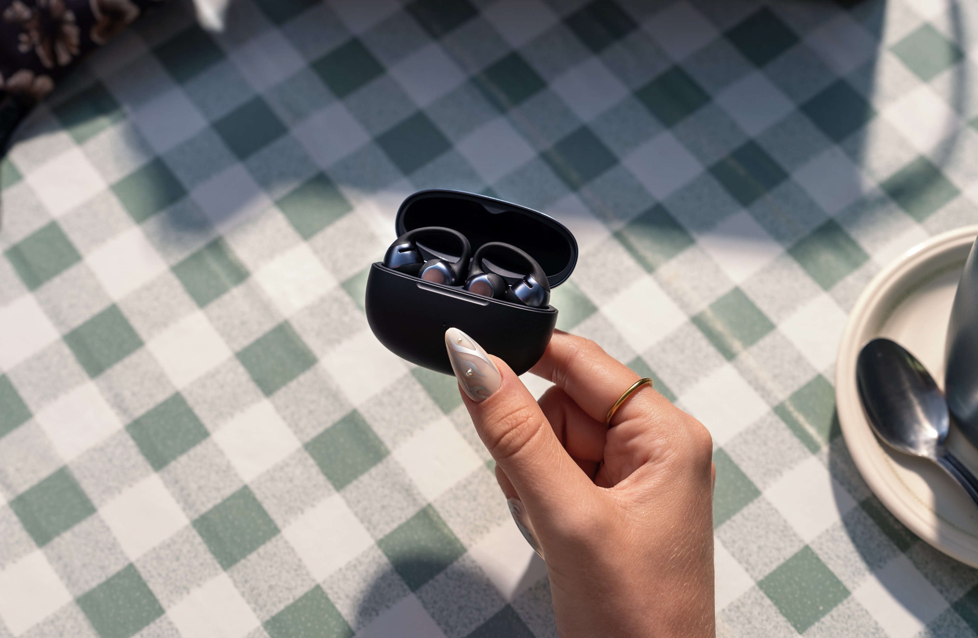 Les OpenDots One ont la particularité de posséder un étui qui se recharge sans fil. La manucure n'est pas fournie.  ©Shokz