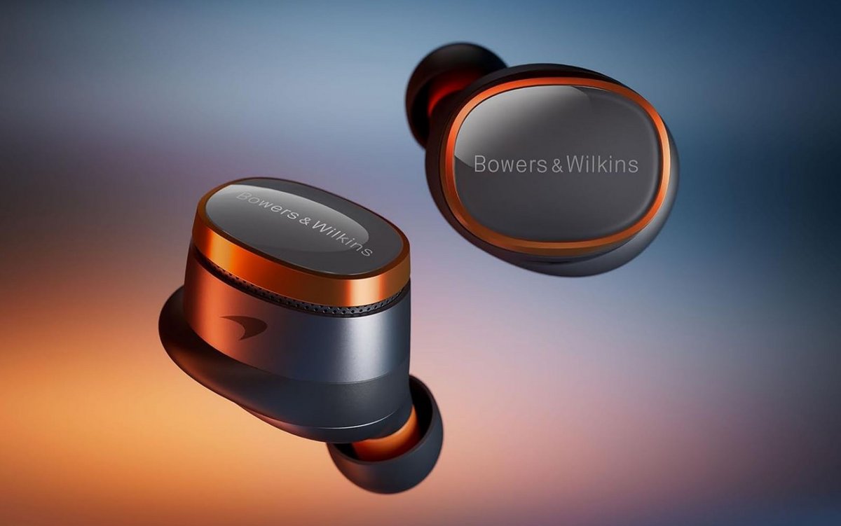 Les écouteurs Pi8 aux couleurs de l'écurie McLaren F1. ©Bowers & Wilkins