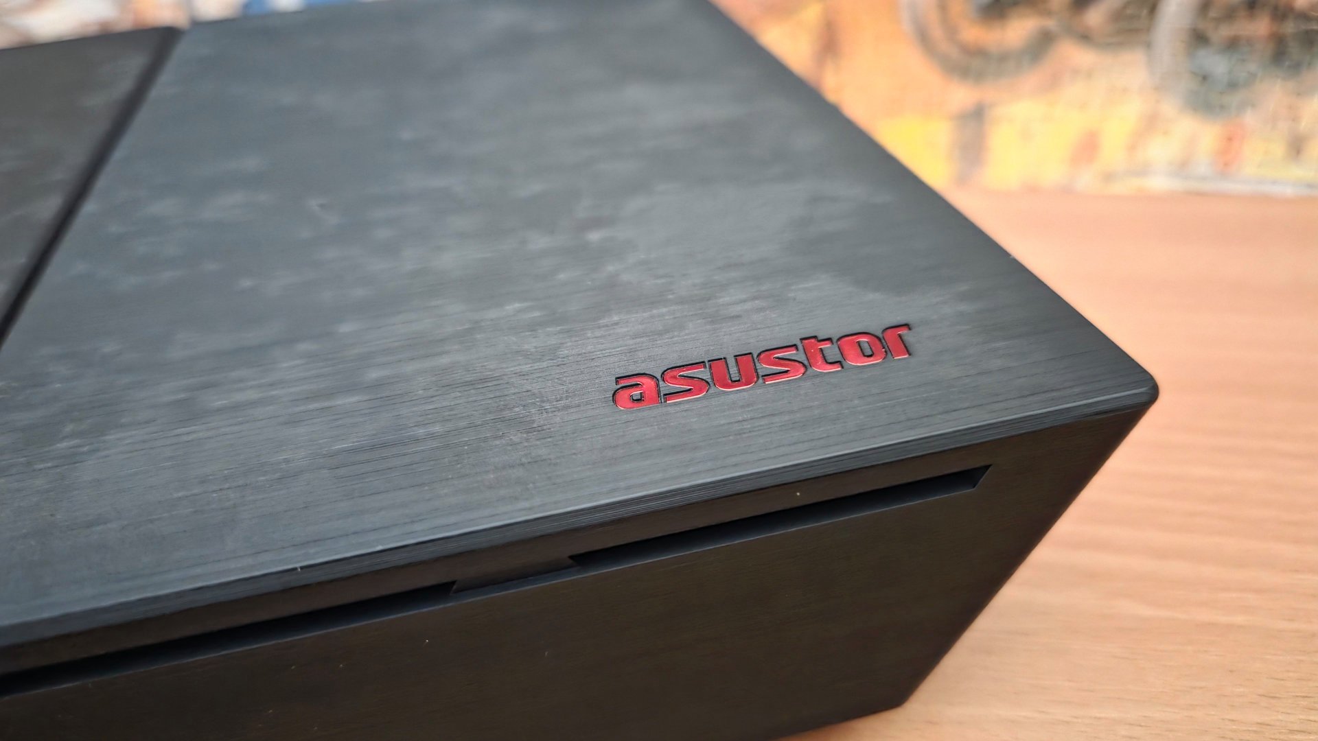 L'artiste signe son œuvre. ©Nerces pour Clubic