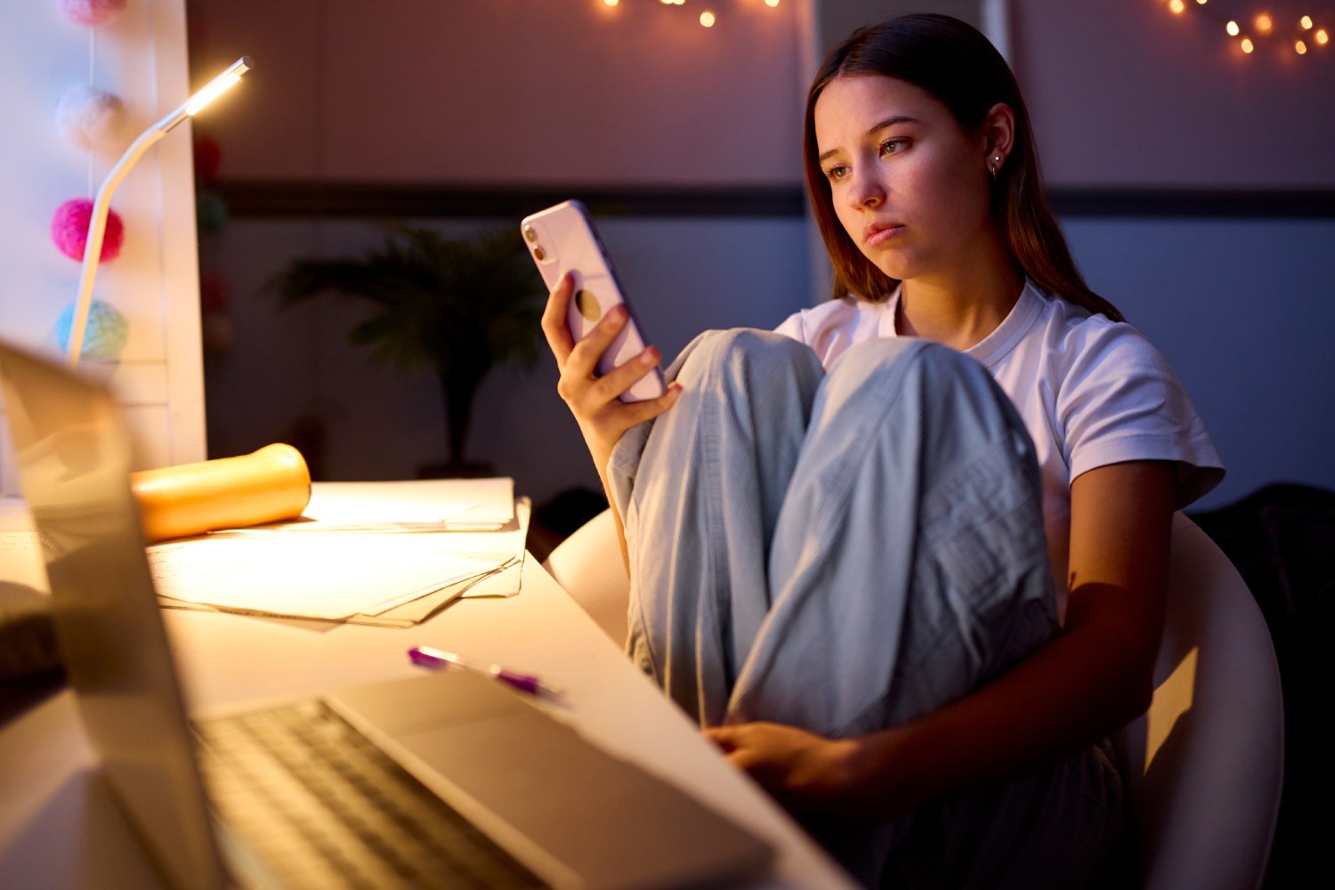 Une adolescente en train de regarder son smartphone. ©Monkey Business Images / Shutterstock