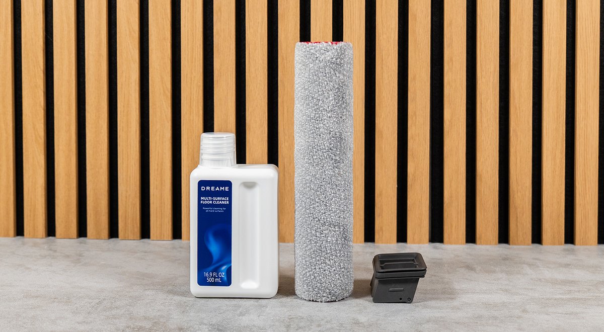 Le pack comprend aussi une petite brosse pour laver l'aspirateur. ©Charles Gouin-Peyrot pour Clubic