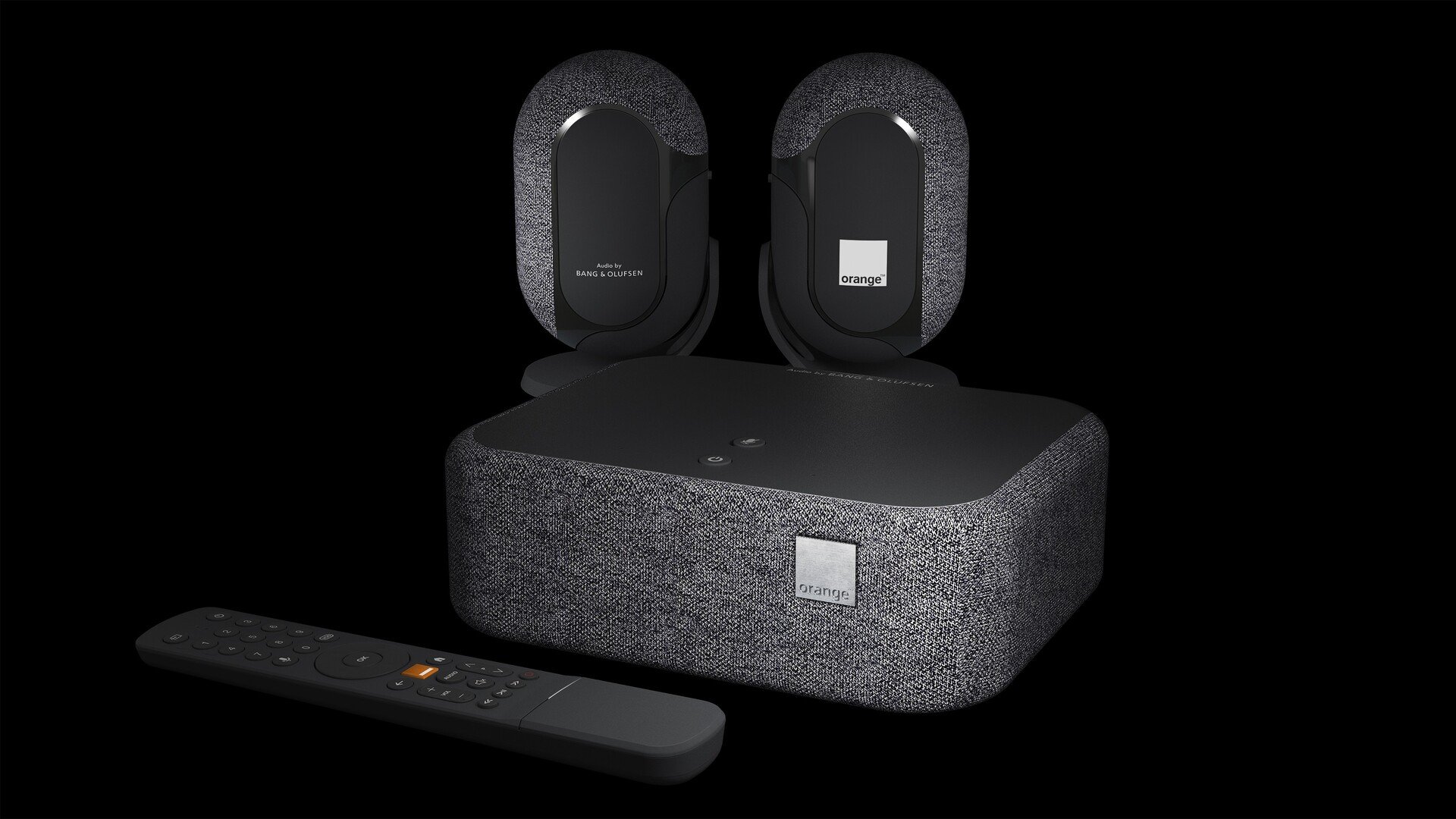 Le Décodeur Home Cinema d'Orange, ses deux enceintes sans fil proposées en option et sa télécommande. © Orange
