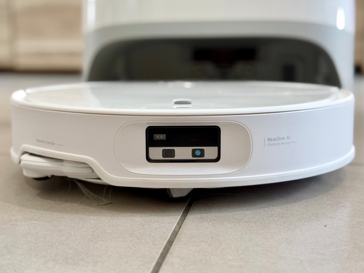 La caméra RGB qui analyse les objets devant l'aspirateur robot ©Mathieu Grumiaux pour Clubic