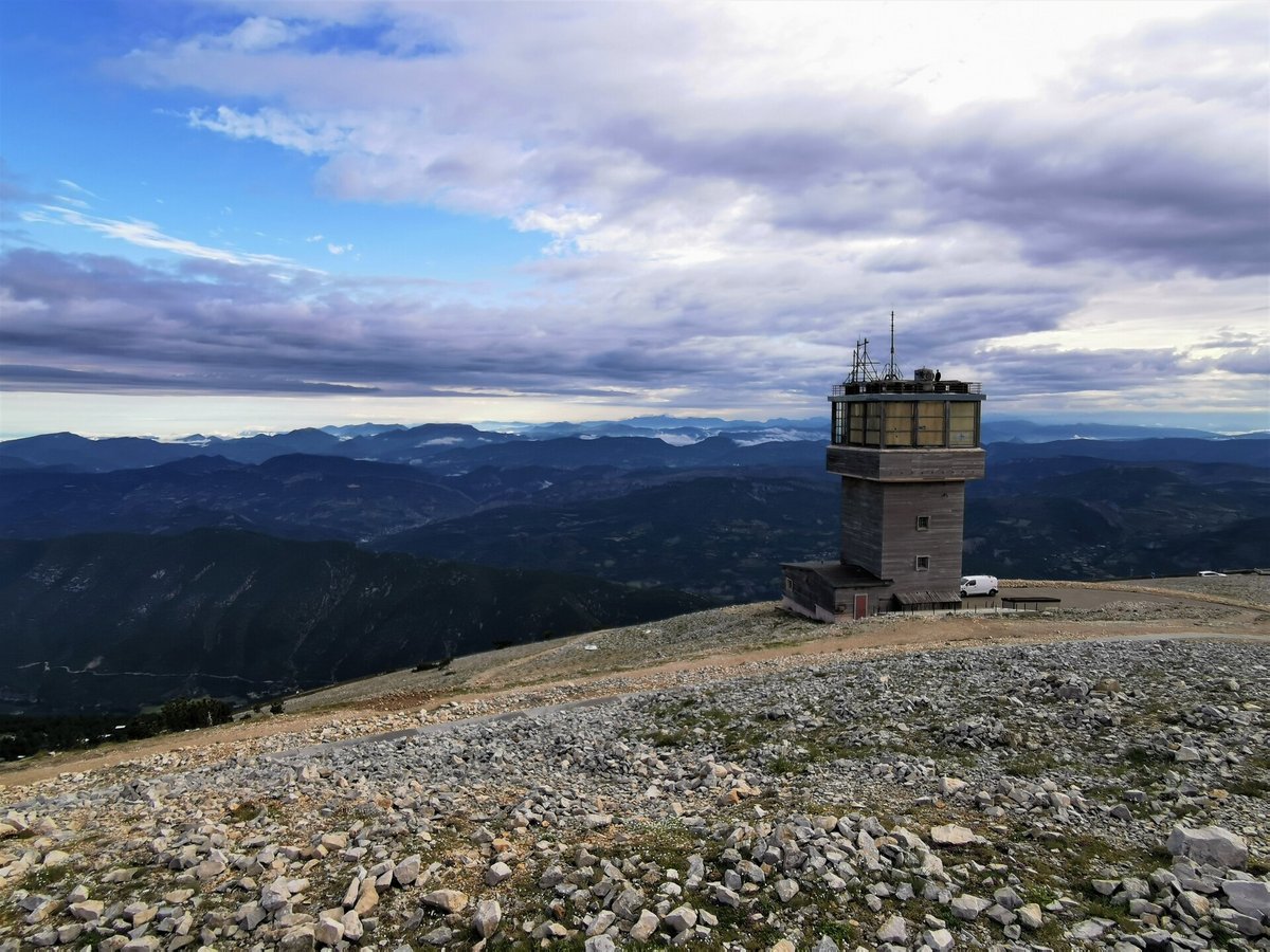 La tour hertzienne d'Orange, ici au sommet du Ventoux (© Alexandre Boero pour Clubic)