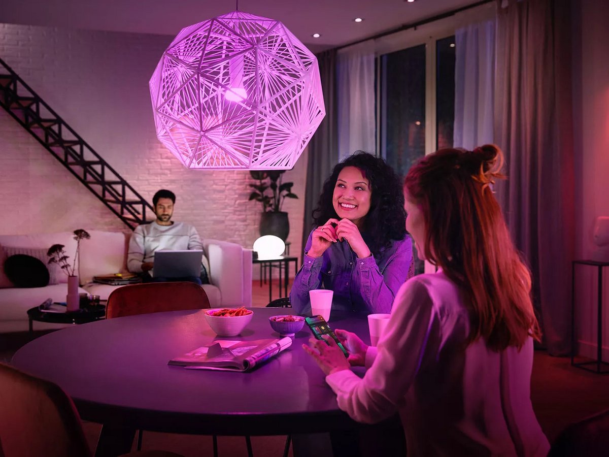 Le kit de démarrage Philips Hue 3 ampoules connectées White & Color E27 s'affiche à moins de 100€ pour les adhérents Fnac. © Philips