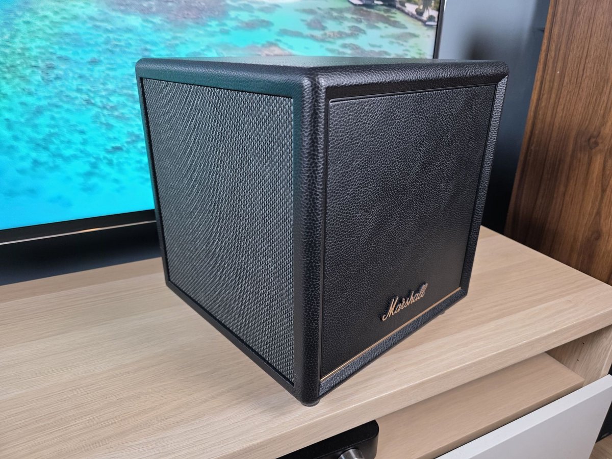 Compact et plutôt atypique, le caisson Heston Sub 200 se démarque davantage par son équilibre que par sa puissance © Guillaume Fourcadier pour Clubic