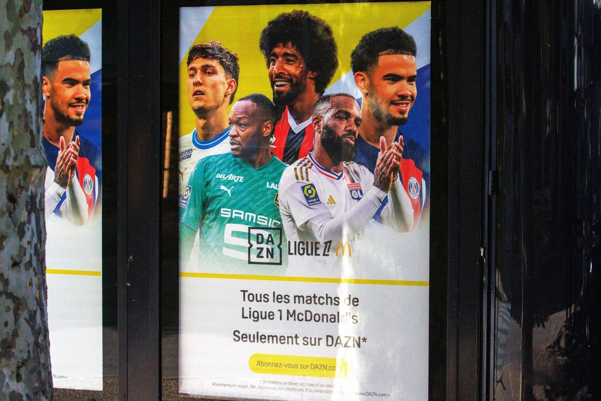 Une affiche publicitaire pour DAZN, dans la rue © Henry Saint John / Shutterstock