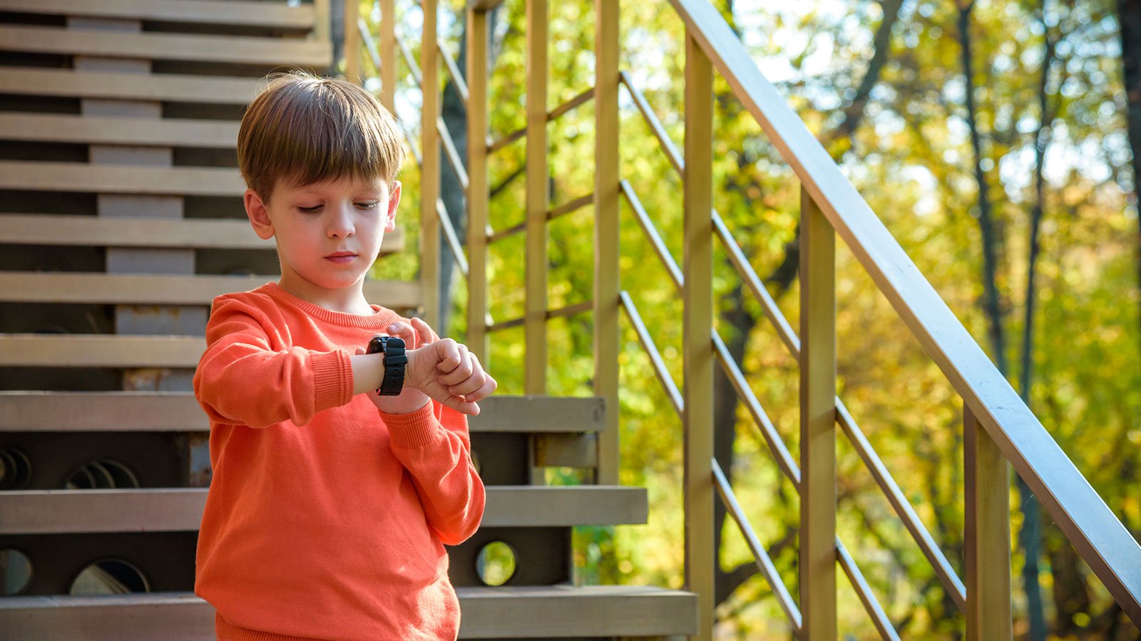 Grâce à l’app TCL Connect, seuls les contacts validés peuvent échanger avec l’enfant, pour une communication 100 % sécurisée. ©Shutterstock