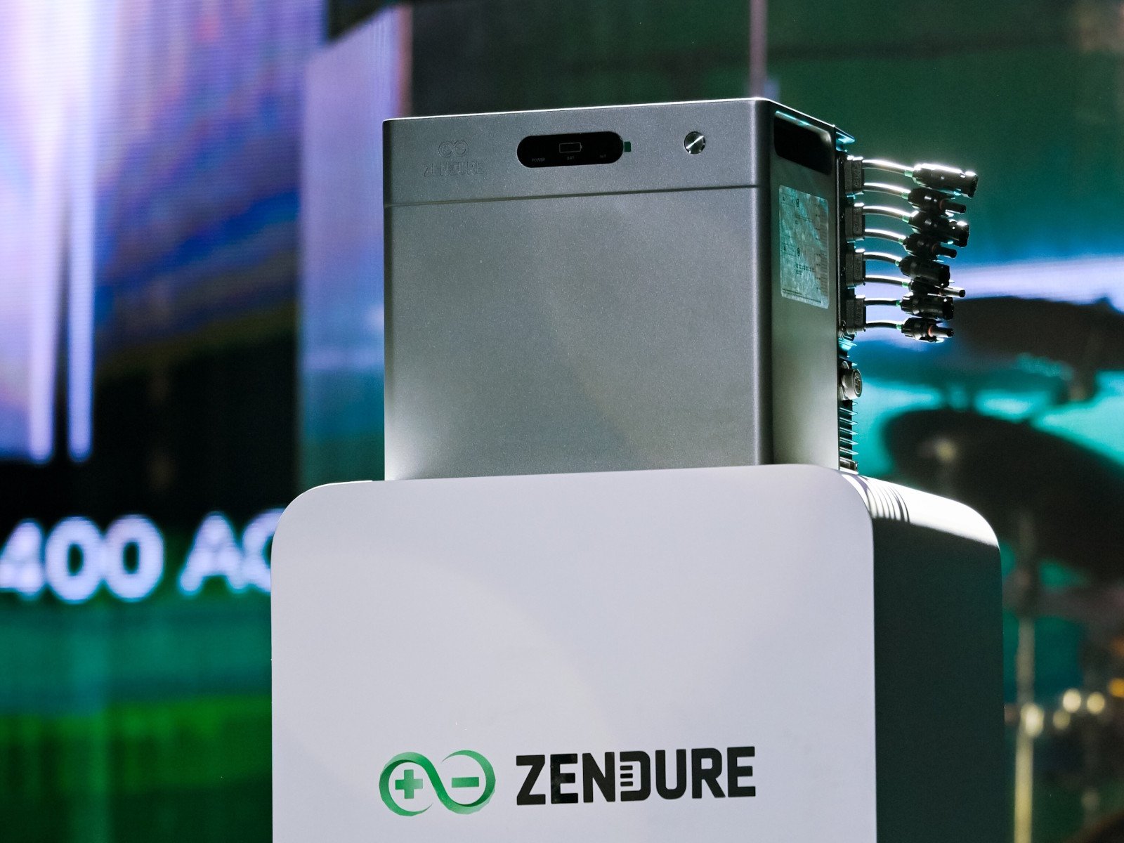 La nouvelle batterie domestique SolarFlow 2400 Pro et ses quatre entrées MPPT pour relier des panneaux photovoltaïques. ©Zendure